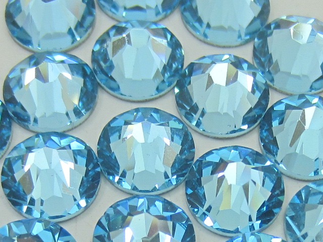 18 pcs. 30ss AQUAMARINE HOTFIX European Rhinestones